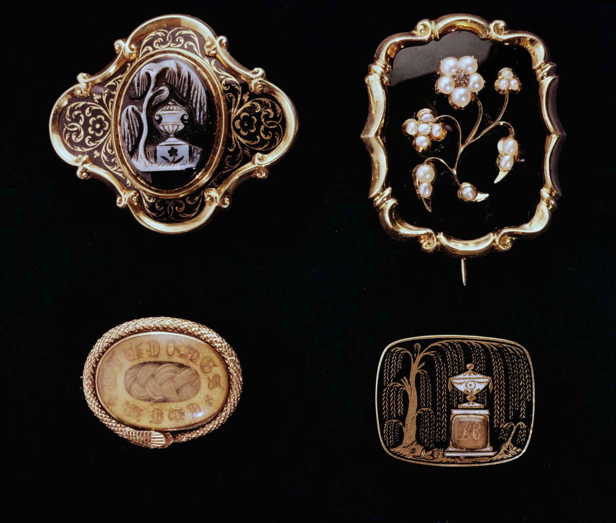 Joyas de Luto, Broches de Mediados de la Época Victoriana en Oro de English School