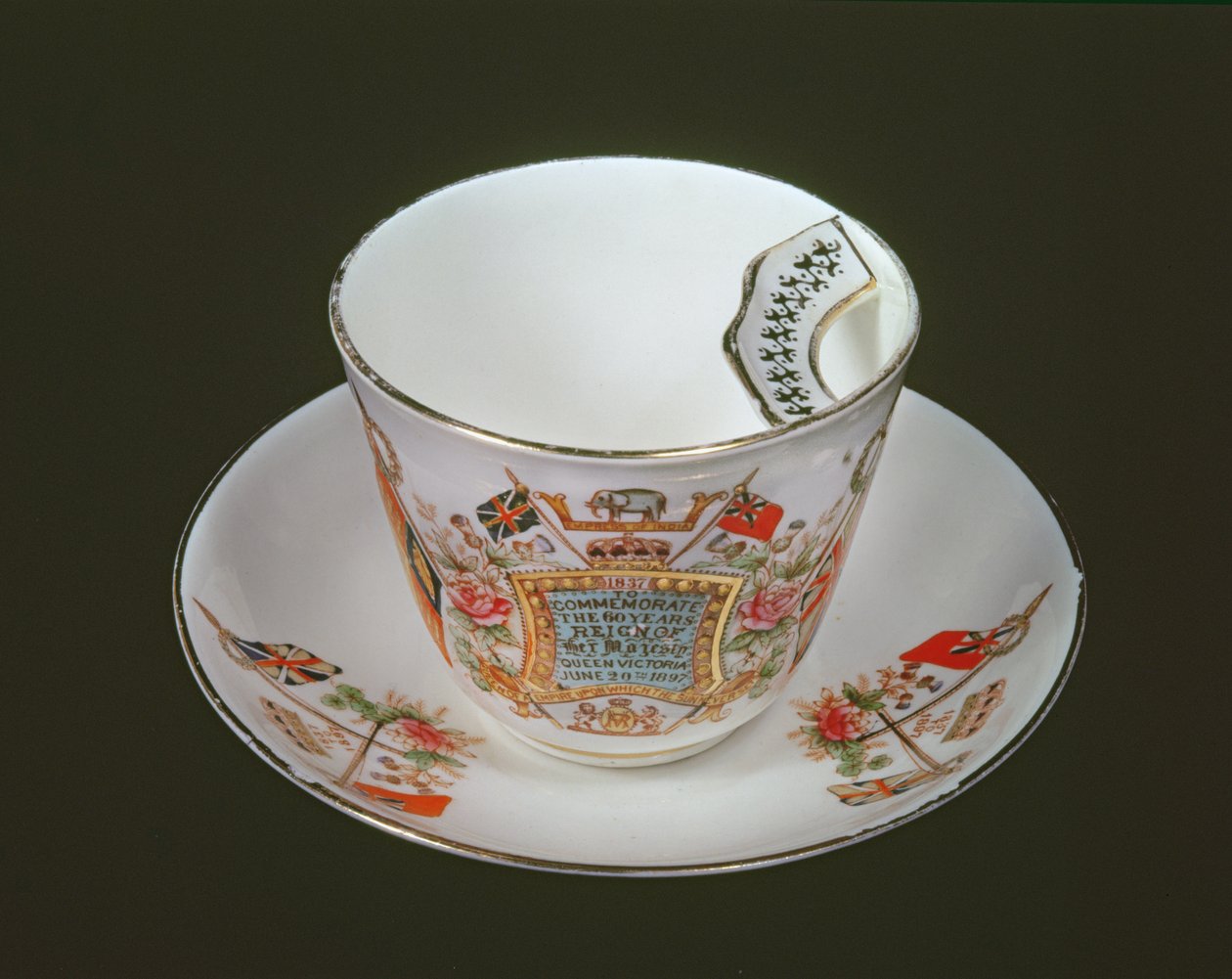 Taza de bigote conmemorativa del Jubileo de Diamante de Victoria, 1897 de English School