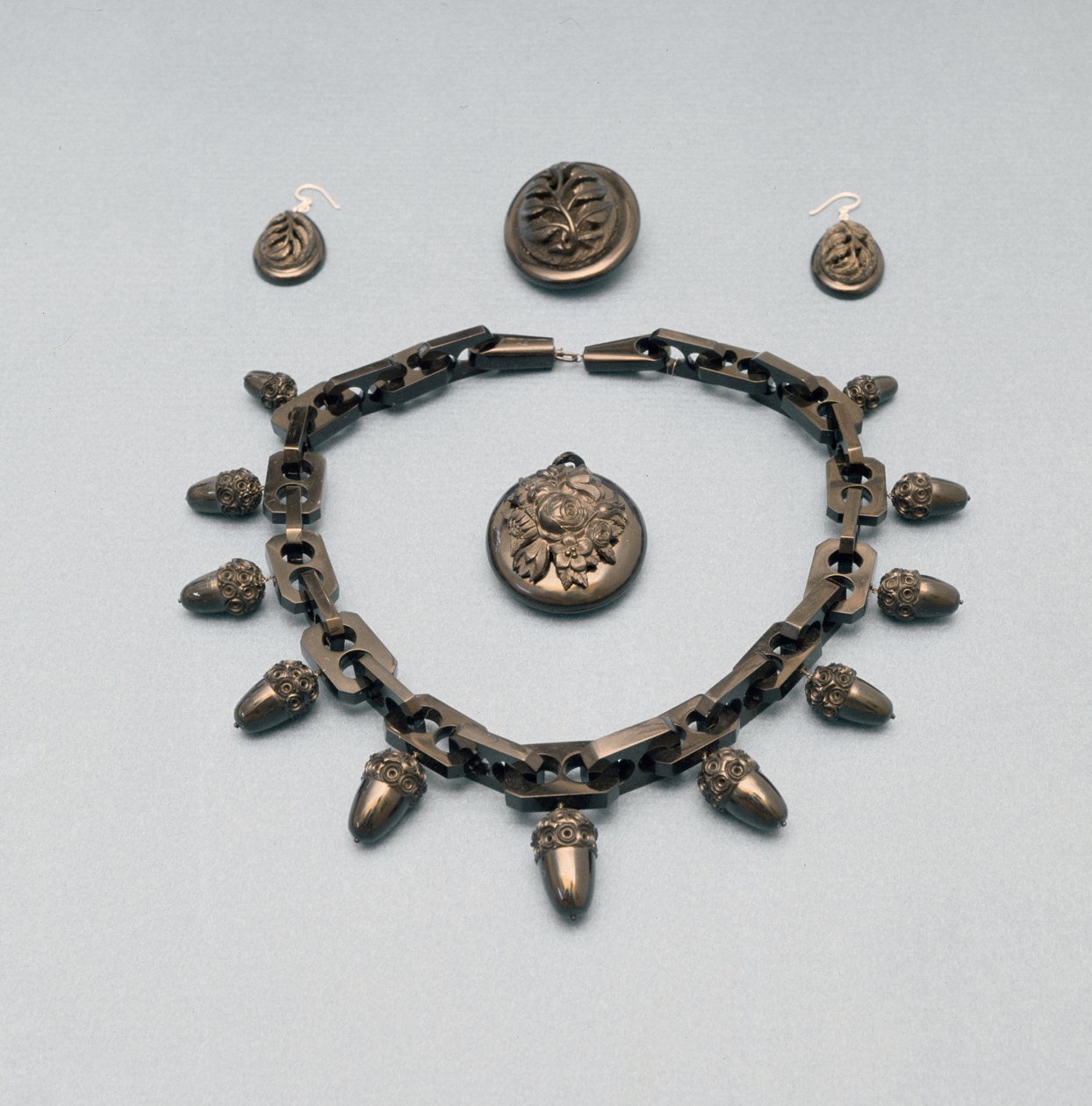 Collar, pendientes, broche y colgante, c.1870 de English School