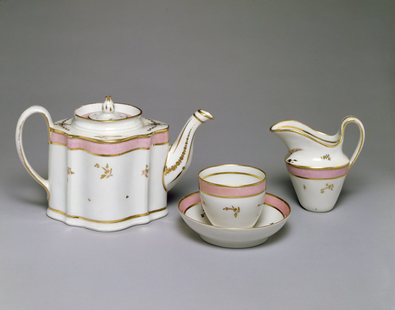 Tetera, jarra, taza y platillo de New Hall con decoración de esmalte y dorado, c.1790-1800 de English School