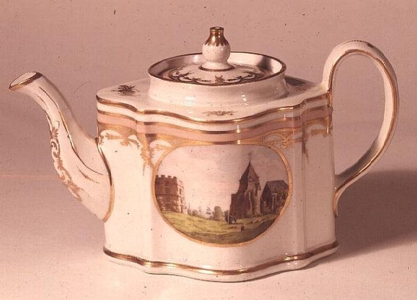 Tetera de New Hall, pintada con vista del Castillo de Dover, c.1800 de English School