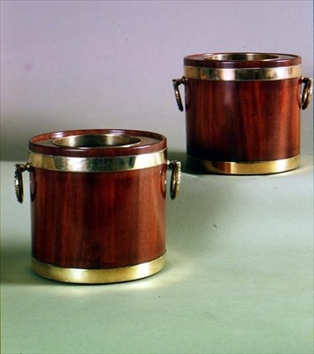 Par de enfriadores de vino circulares con asas de latón, c.1765 de English School