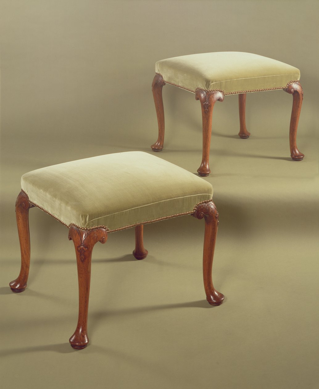 Par de taburetes tapizados, c.1710 de English School