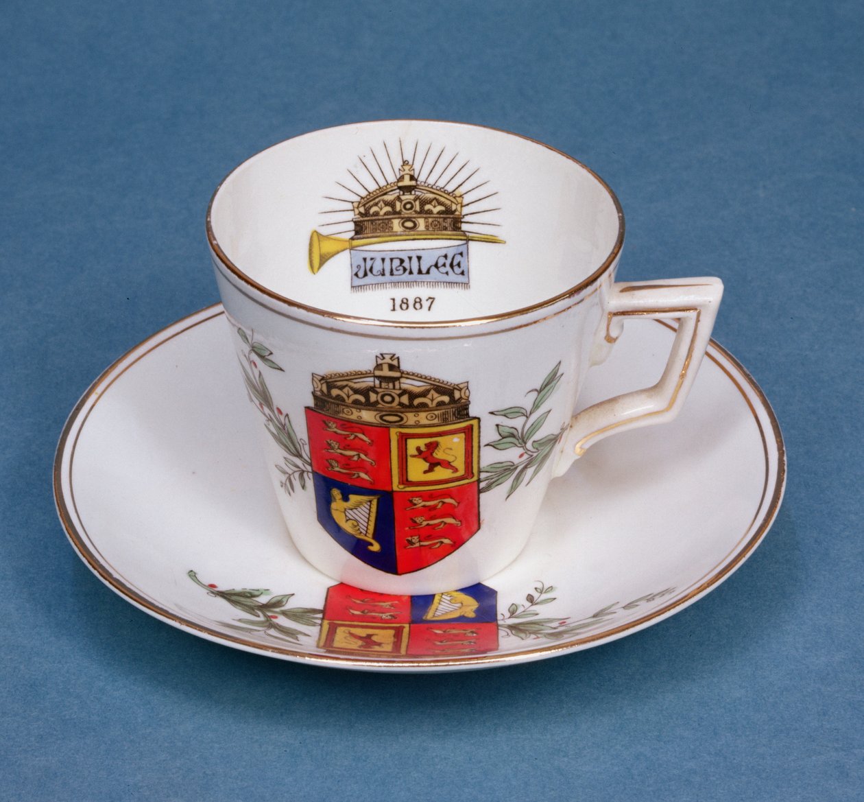 Taza y platillo de porcelana de Plymouth conmemorando el Jubileo de la Reina Victoria, 1887 (porcelana) de English School