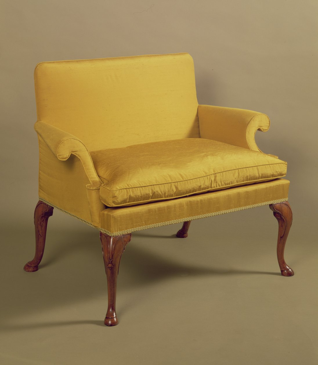 Sillón de amor de la Reina Ana con patas cabriolé, c.1710 de English School