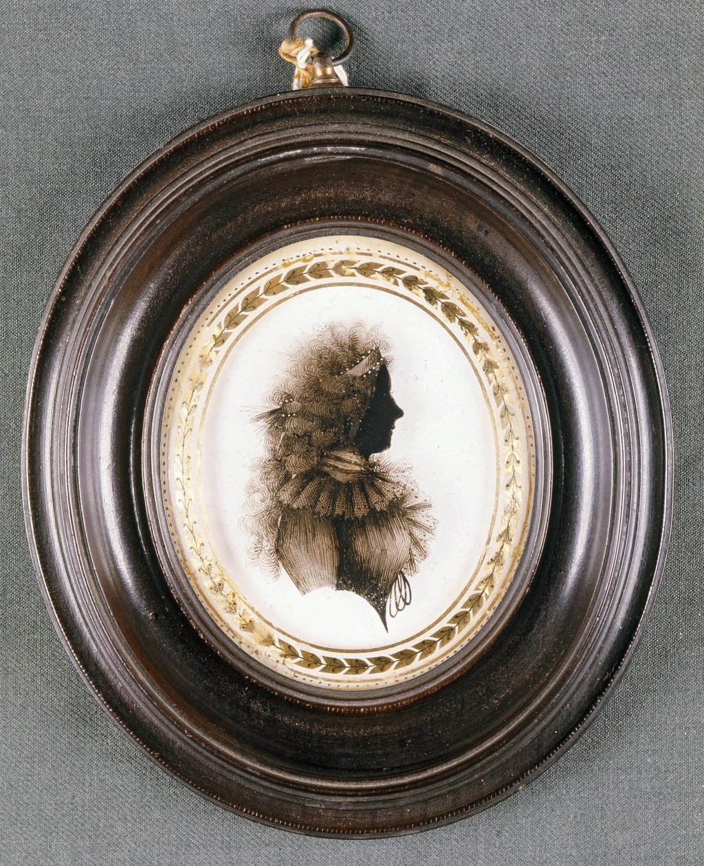 Silueta de una dama, pintada en vidrio convexo, por la Sra. Isabella Beetham, finales del siglo XVIII de English School