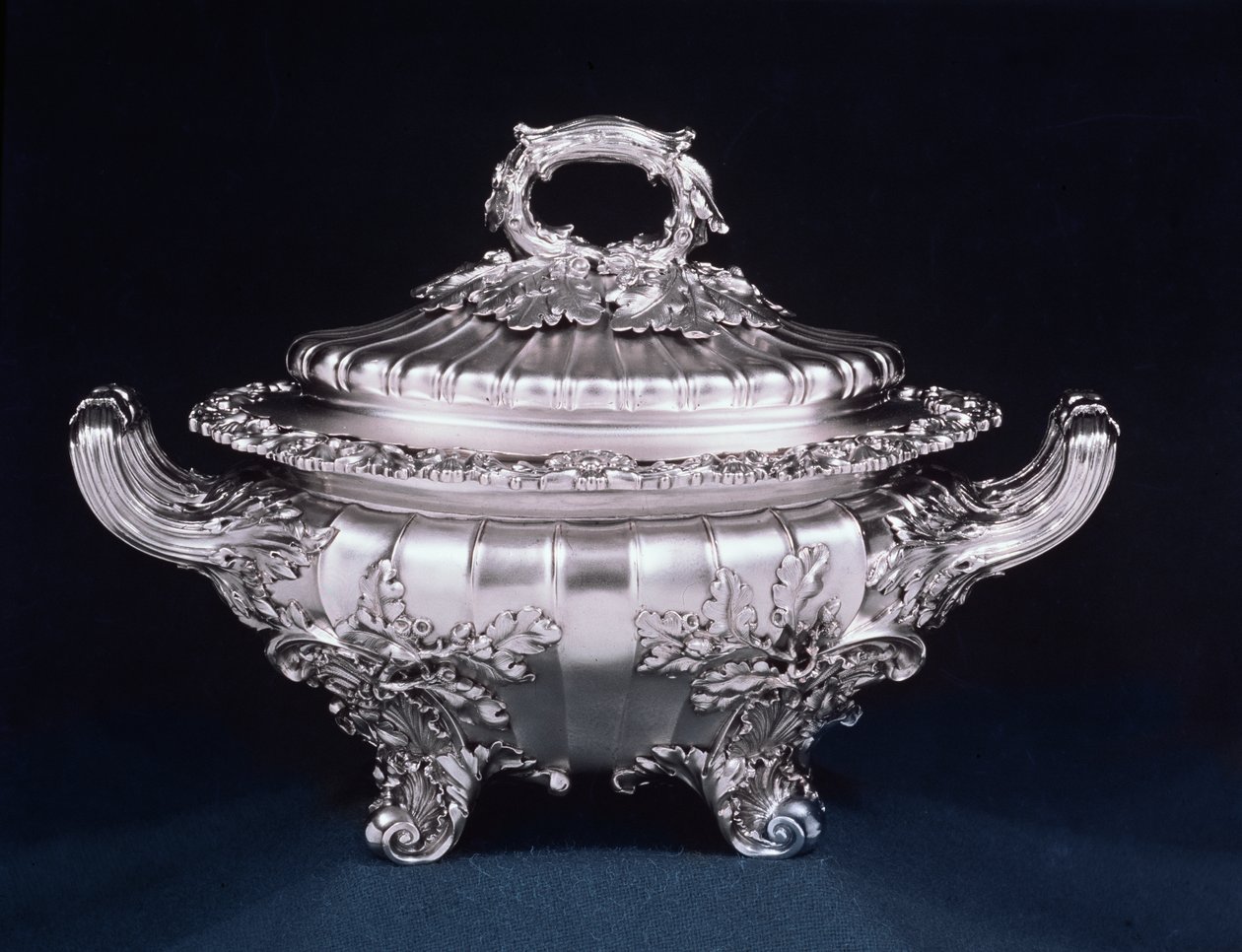 Sopera, una de un par, hecha por Paul Storr en el taller de Dean Street de Rundell Bridge und Rundell, Londres, 1819-20 de English School