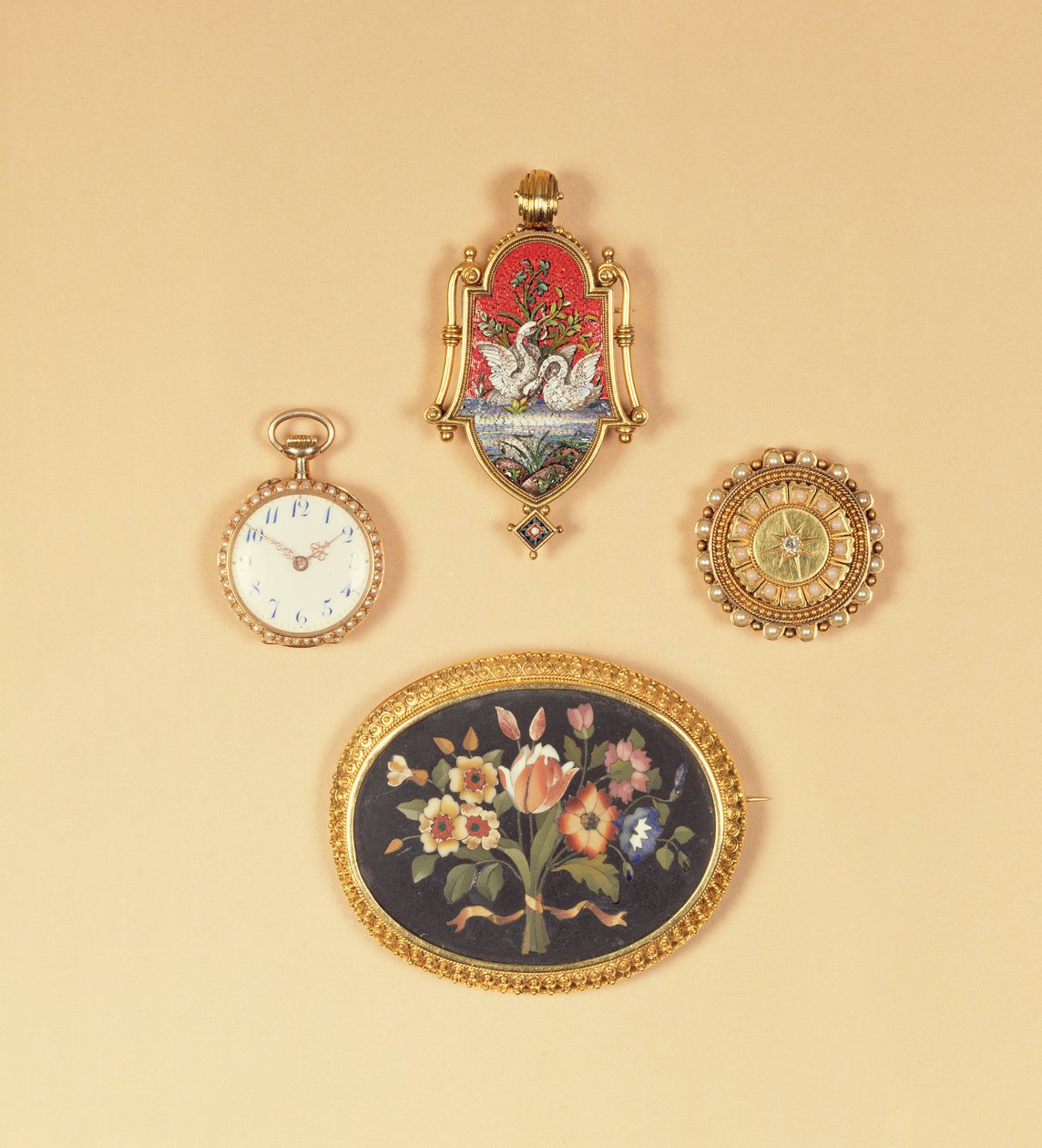 Reloj de bolsillo con perla partida (frontal y trasera); broche de micromosaico victoriano; broche de pietra-dura victoriano de English School