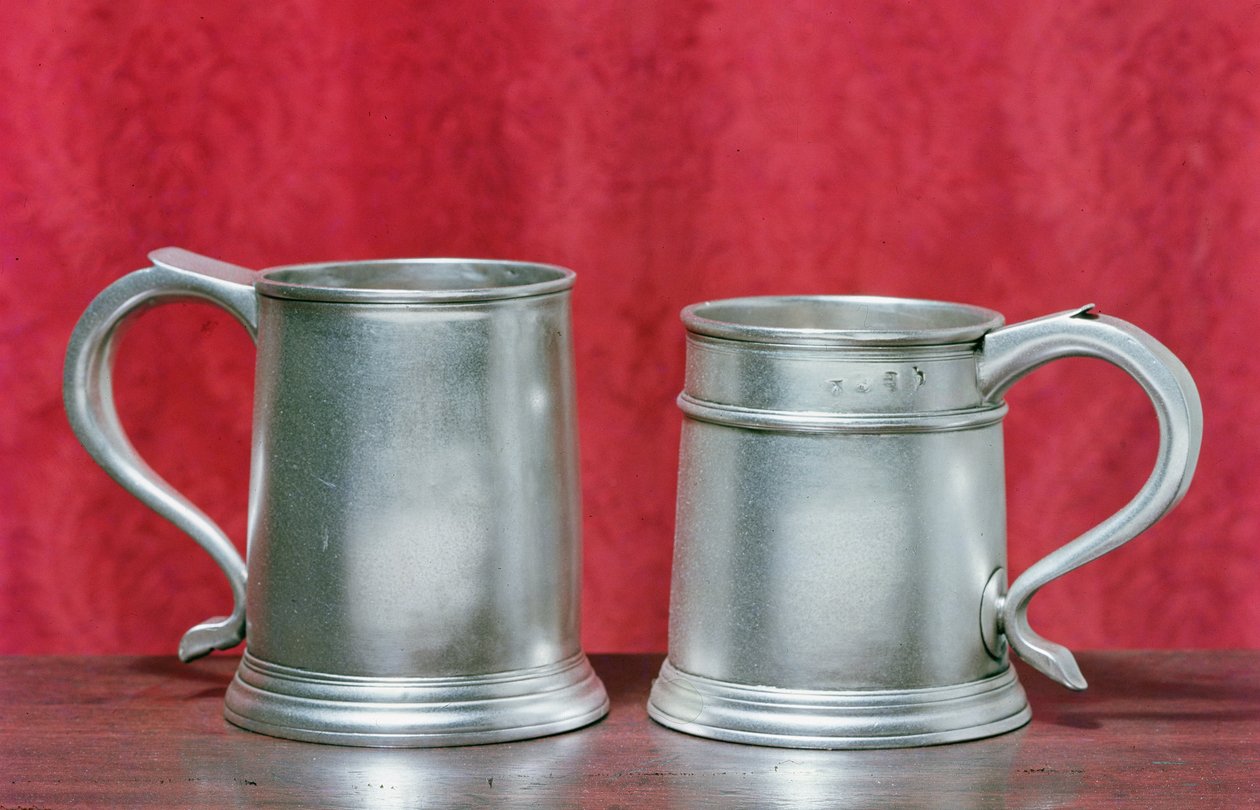 Jarras, de izquierda a derecha: por Timbrell y Bentley de Londres, 1713; por Nathaniel Locke de Londres, 1716 (plata) de English School