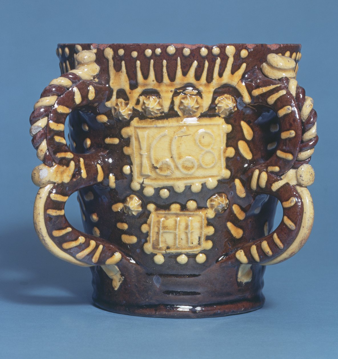 Tyg de dos asas por Henry Ilfield, Wrotham, Kent, c.1668 (cerámica) de English School