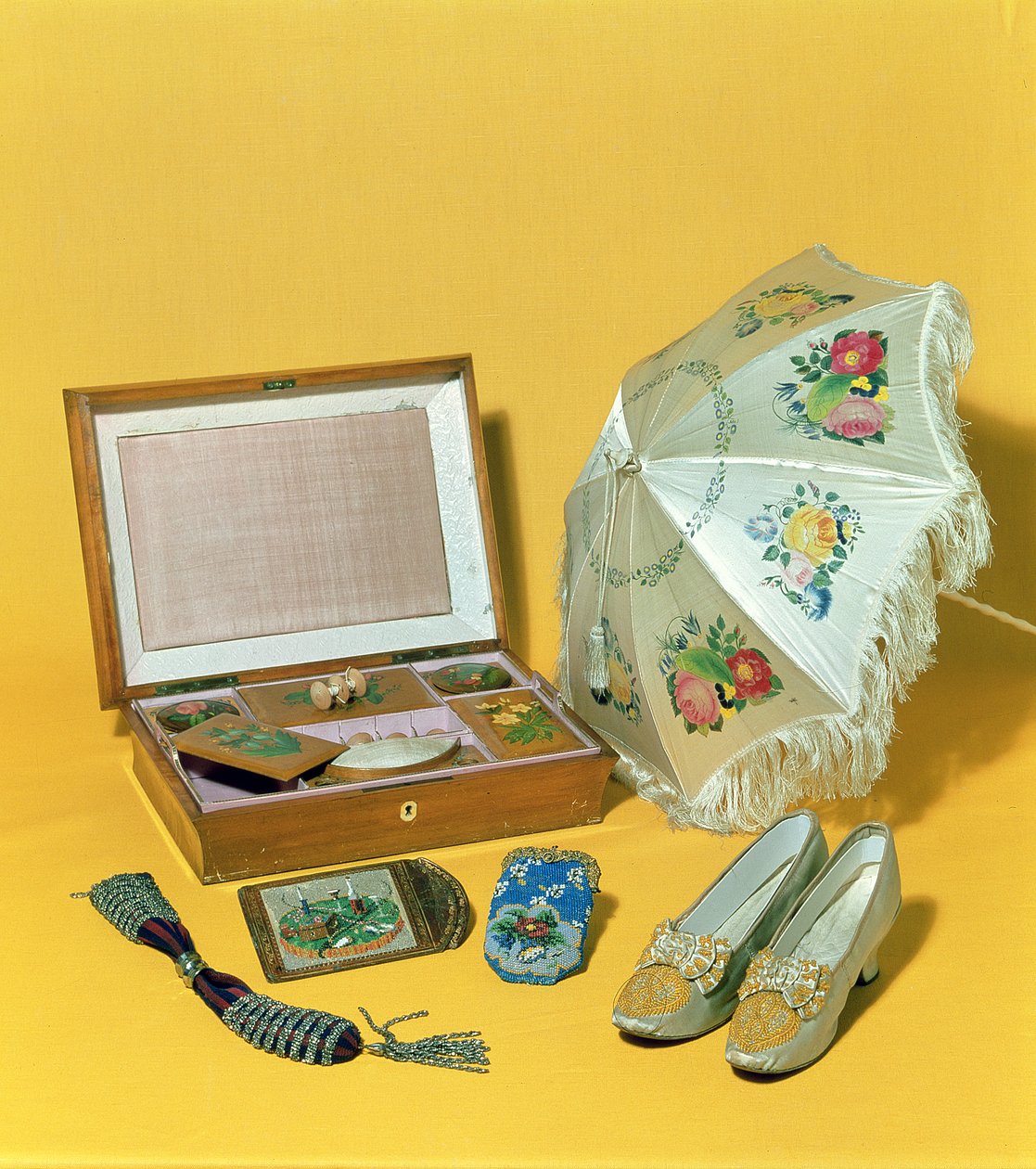 Parasol de carruaje victoriano, bolsa de cuentas, tarjetero y zapatos de English School