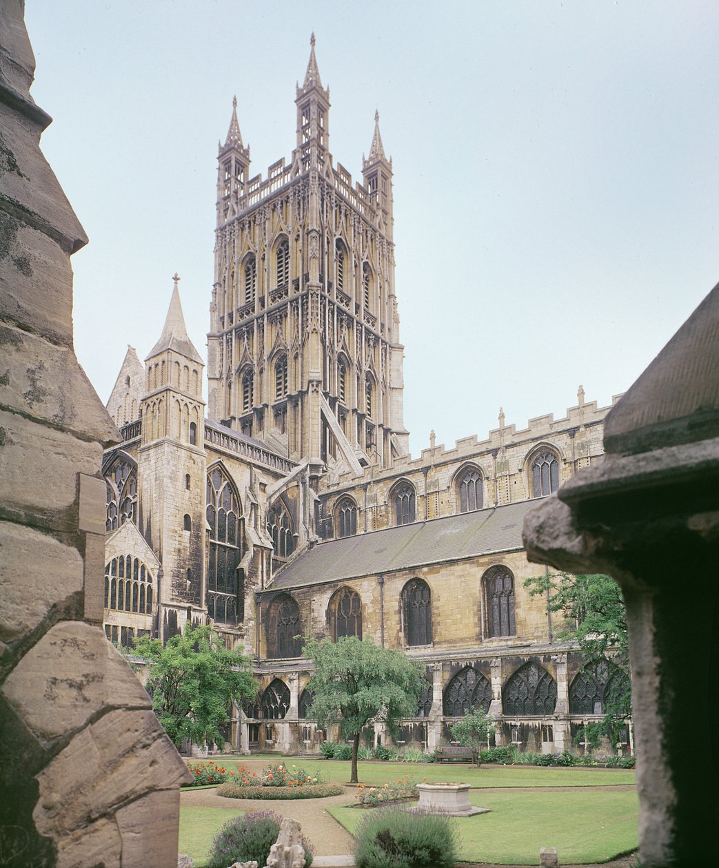 Vista de la Catedral de Gloucester, siglo XIV de English School