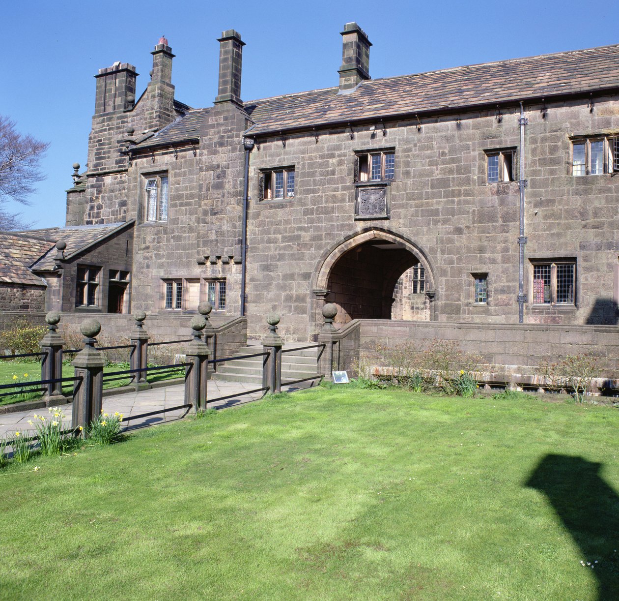 Vista del Patio Exterior, completado por Thomas Hoghton en 1565 de English School