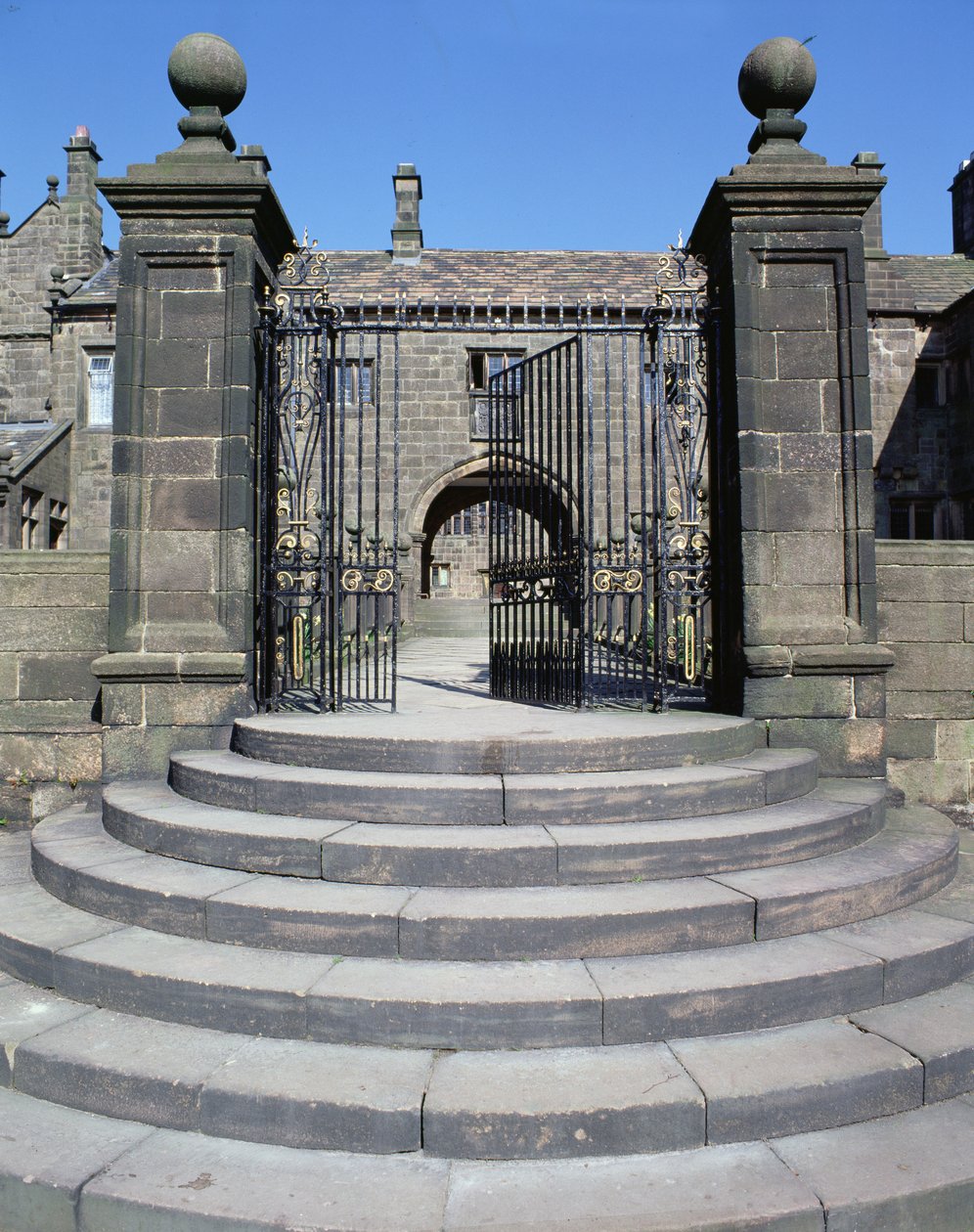 Vista de la Puerta de English School