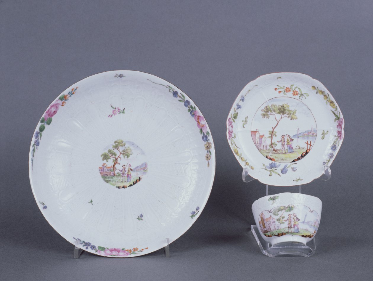 Tazón y platillo de té de Worcester y plato, decoración chinoiserie, c.1750-55 de English School