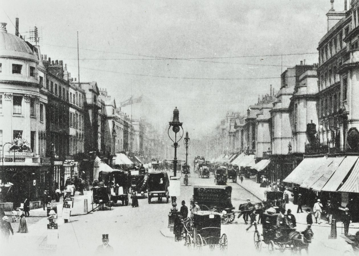252-260 Regent Street, Westminster LB: mirando al norte hacia Oxford Circus, 1890 de English Photographer
