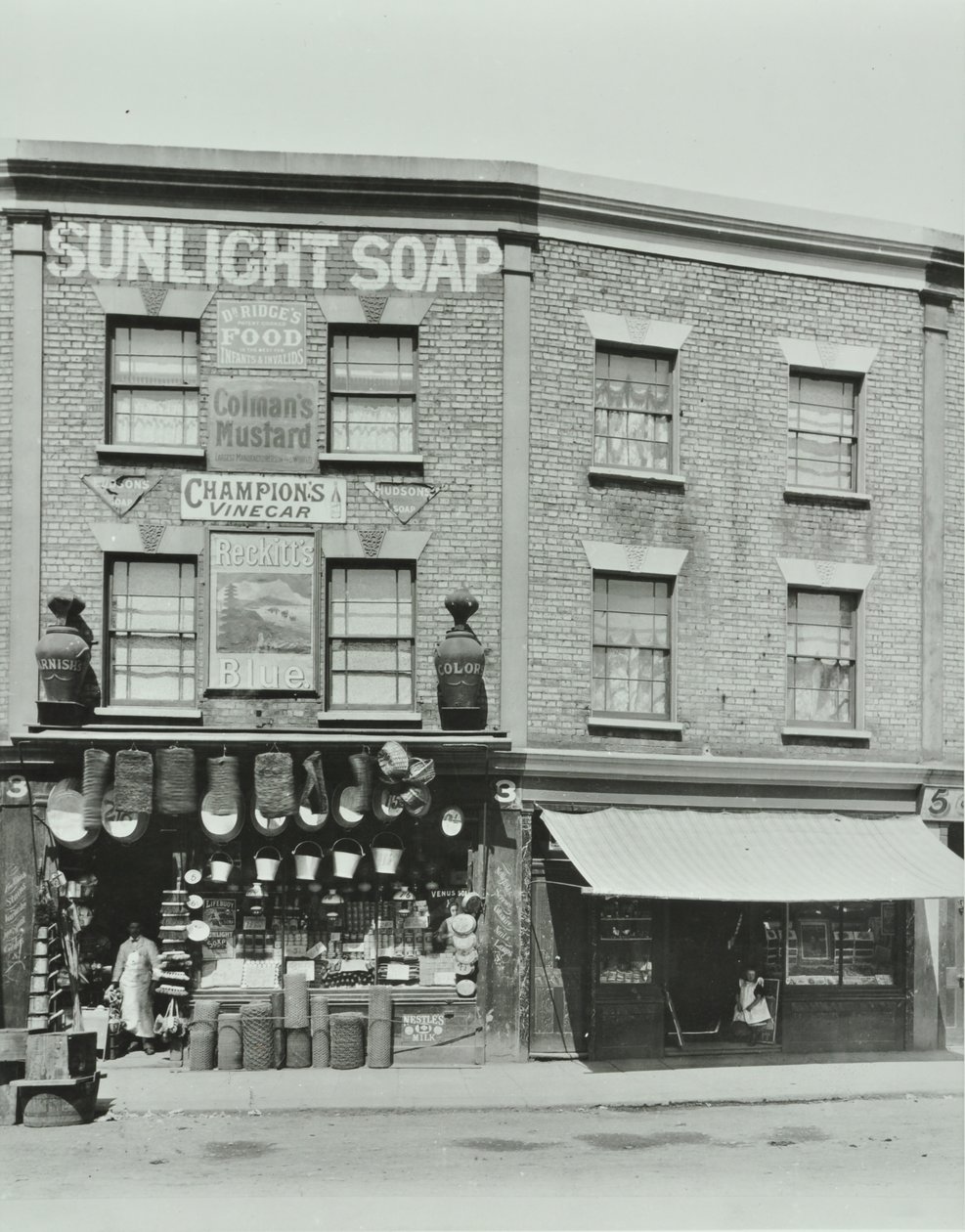 3-4 Gainsborough Road: elevaciones frontales, Londres, 1899 de English Photographer