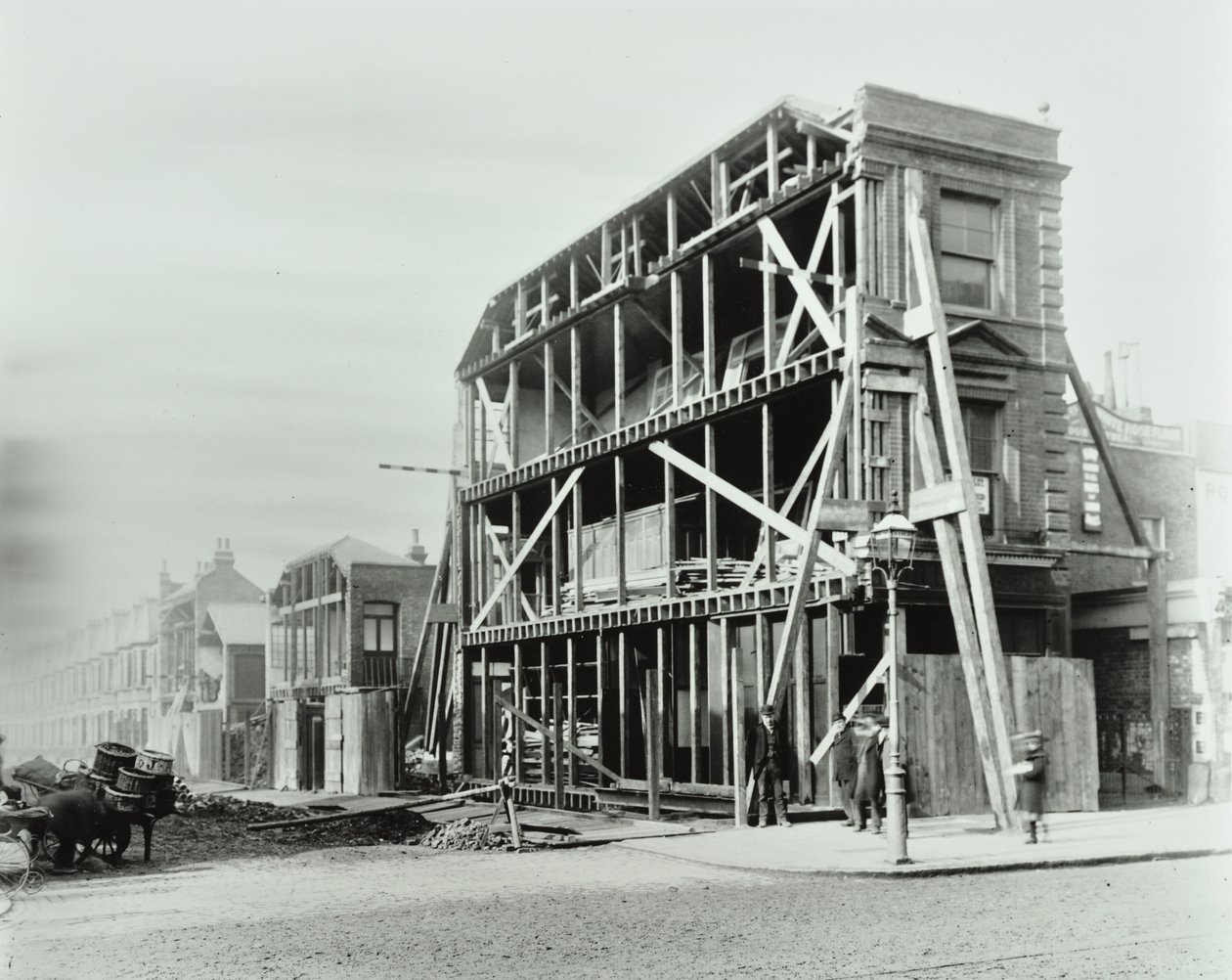 85 Stoke Newington Road: esquina de Stoke Newington Road y Prince George Road, 1897 de English Photographer
