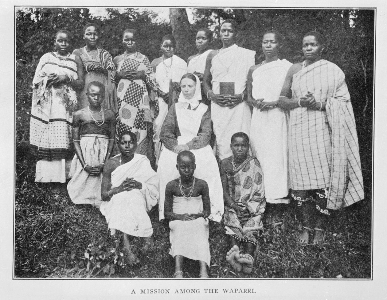 Una misión entre los Waparri, de En la África más salvaje: el registro de un viaje de caza y exploración a través de Uganda, Victoria Nyanza, la región del Kilimanjaro y África Oriental Británica, por Peter MacQueen, 1910 de English Photographer
