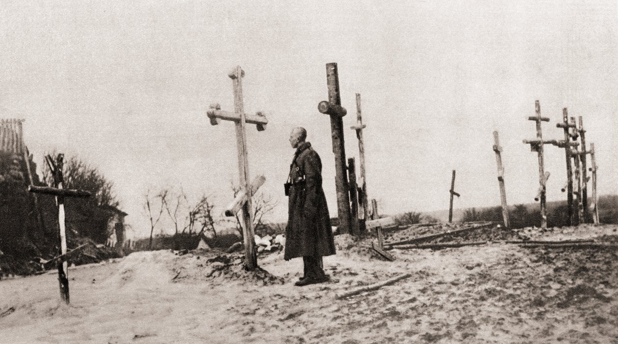 Un soldado ruso en la tumba de un camarada durante la Primera Guerra Mundial, de The Illustrated War News, 1915 de English Photographer