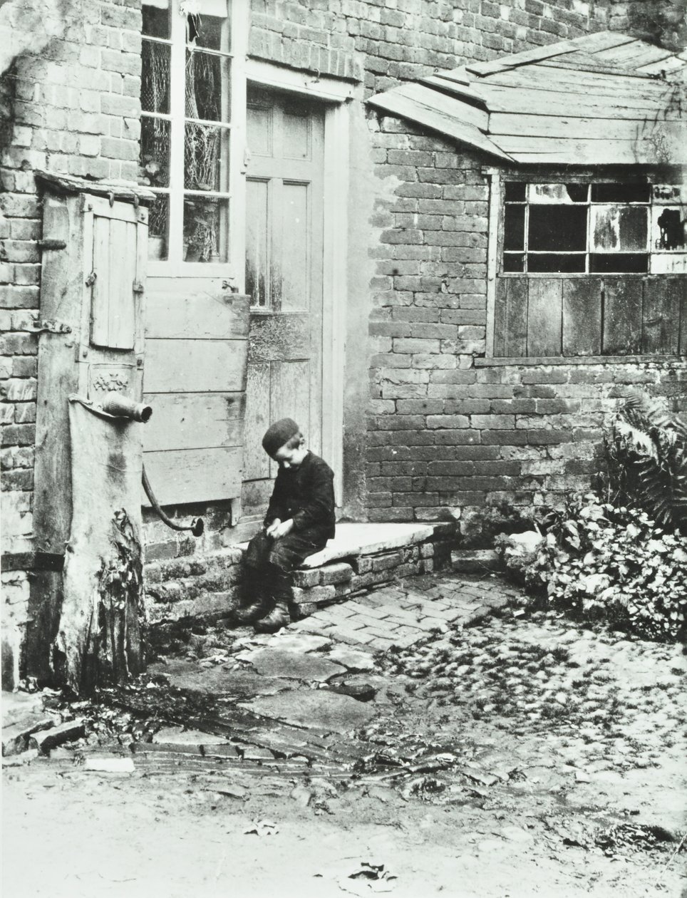 Un niño en Frogmore, Londres, 1888 de English Photographer