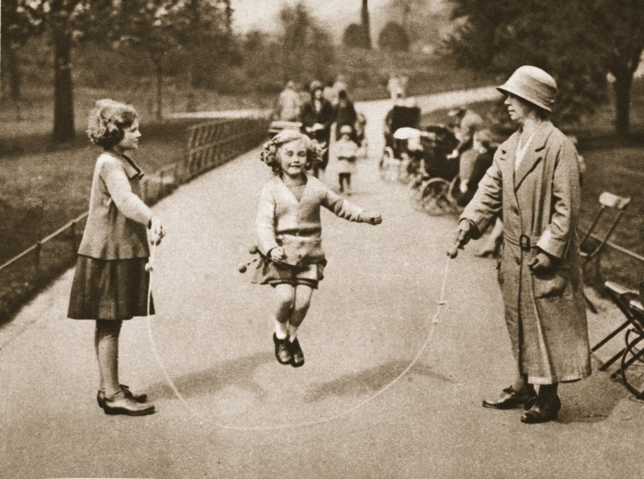 Una niña saltando en Hyde Park o Kensington Gardens, de Wonderful London, publicado 1926-27 de English Photographer