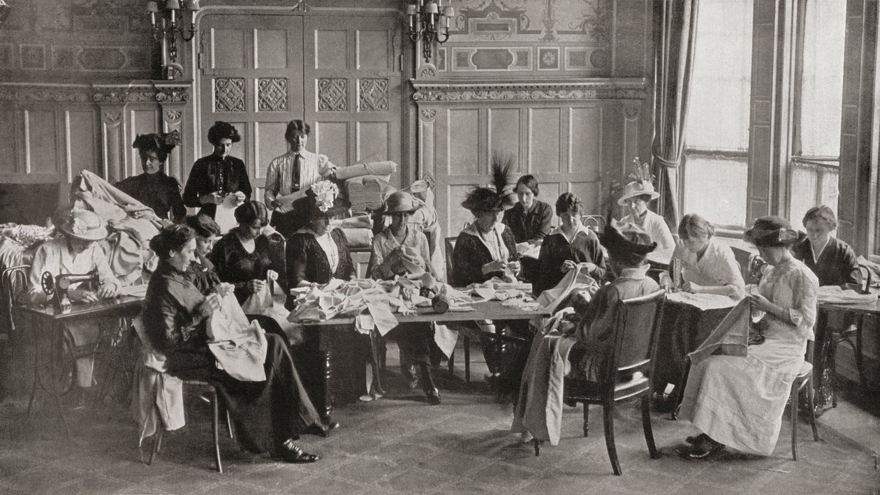 Reunión de costura de la Cruz Roja de señoras en el Hotel Claridge, haciendo camisas de lana para el esfuerzo de guerra durante la Primera Guerra Mundial, de 