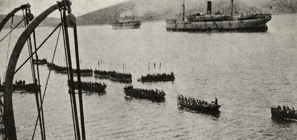 Una fuerza de desembarco dejando los transportes hacia la costa durante la Campaña de Gallipoli, de 