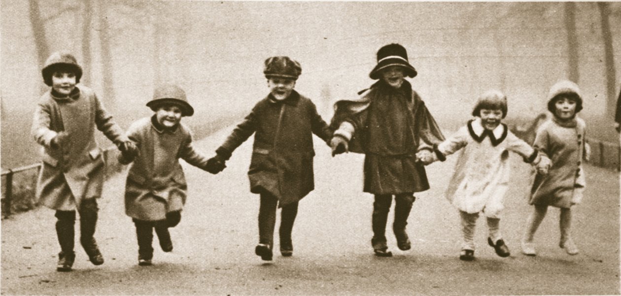 Una fila de niños bien vestidos corriendo en Hyde Park, de Wonderful London, publicado 1926-27 de English Photographer