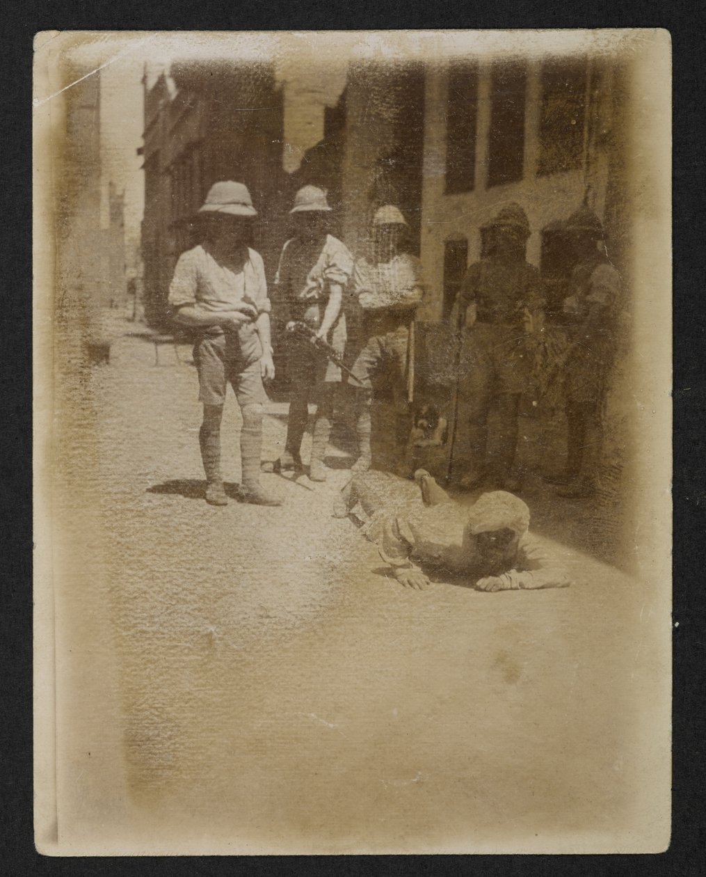 Un prisionero bajo guardia armada en el jardín de Ram Bagh, de Views of Amritsar, incluidas las secuelas de los disturbios. de English Photographer