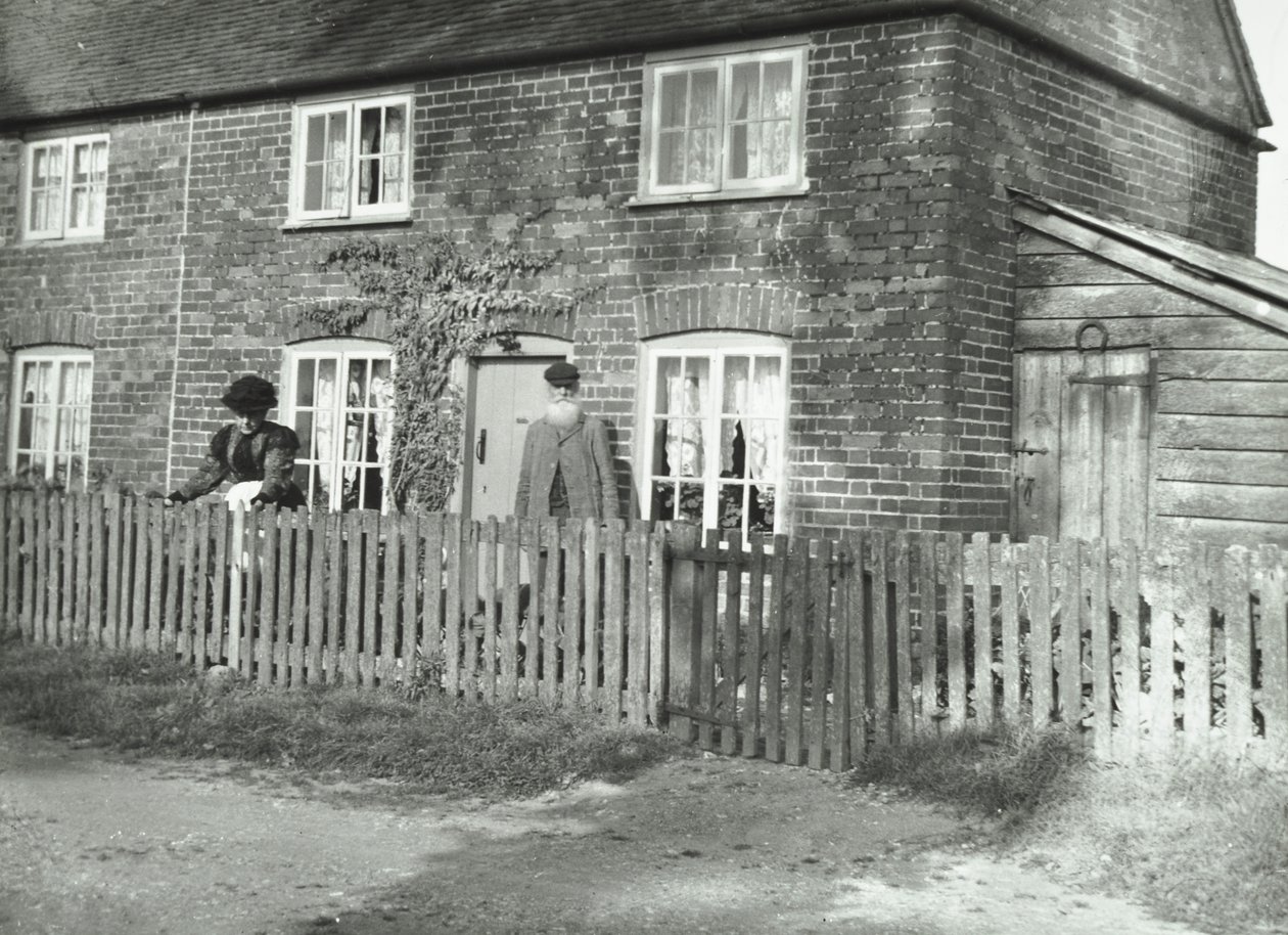 Una escena rural en el área de Wandsworth con una pareja de ancianos en el jardín de una propiedad estilo cabaña, Londres, 1895 de English Photographer