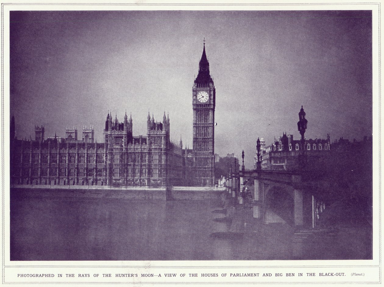 Vista de las Casas del Parlamento y el Big Ben bajo los rayos de la luna de cazadores, durante el apagón, de The Illustrated War News, publicado el 8 de noviembre de 1939 de English Photographer