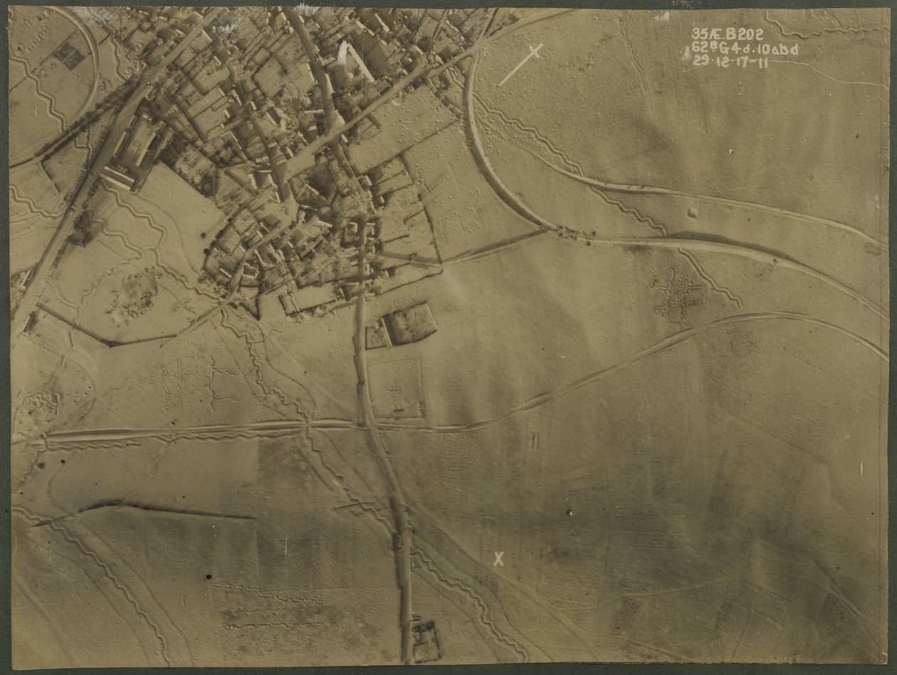 Fotografía aérea con trincheras de la Primera Guerra Mundial, 1917 de English Photographer