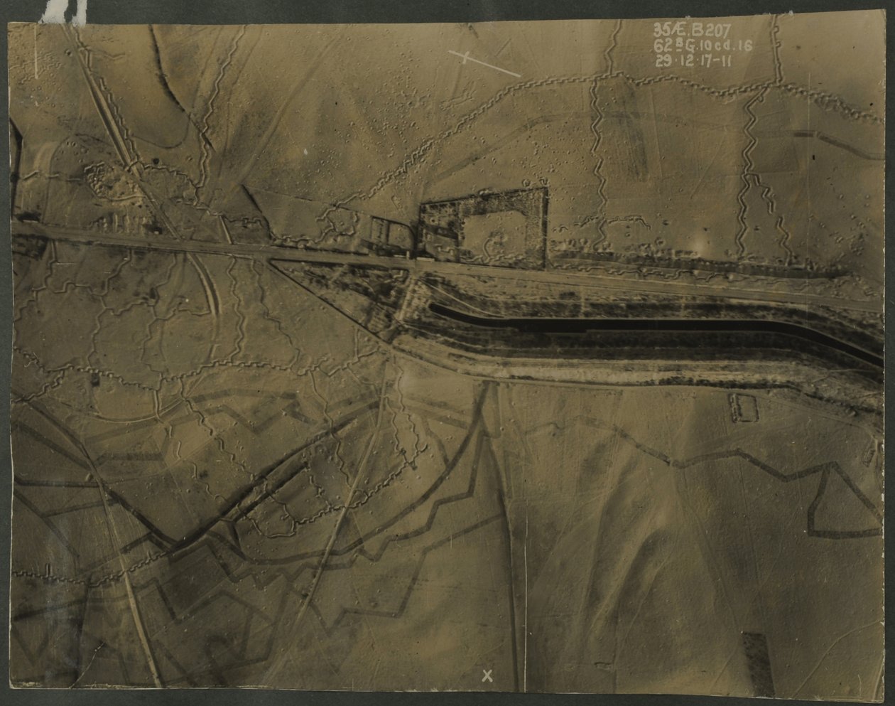 Fotografía aérea con trincheras de la Primera Guerra Mundial, 1917 de English Photographer