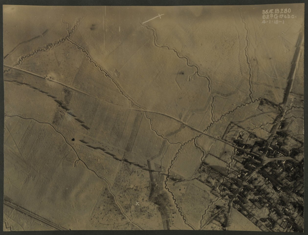 Fotografía aérea con trincheras de la Primera Guerra Mundial, 1918 de English Photographer
