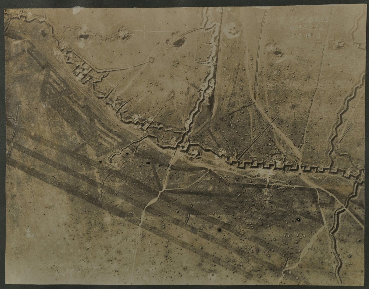 Fotografía aérea con trincheras de la Primera Guerra Mundial, 1918 de English Photographer