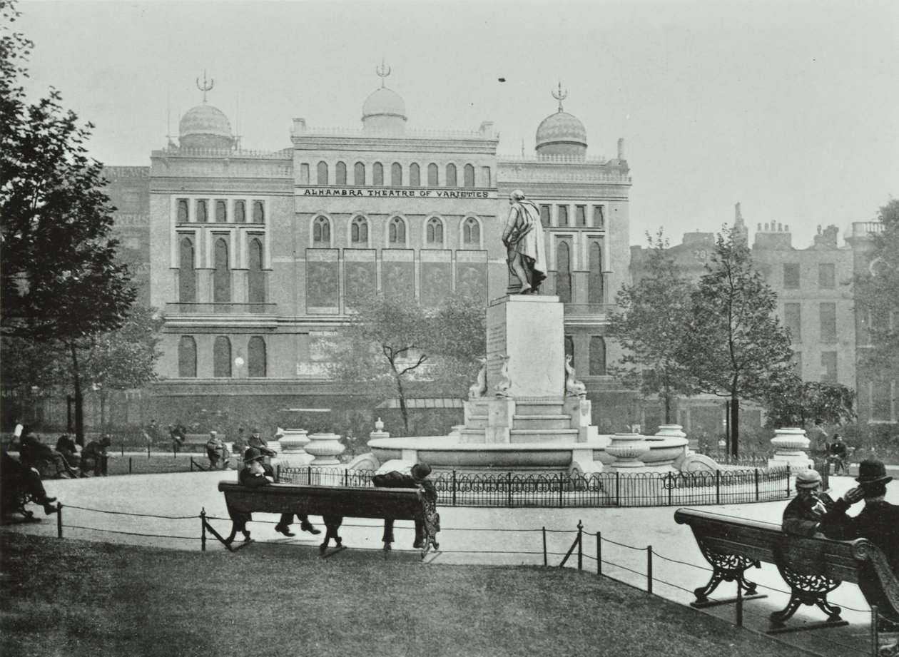 Alhambra, Leicester Square, Westminster LB: lado este, 1895 de English Photographer
