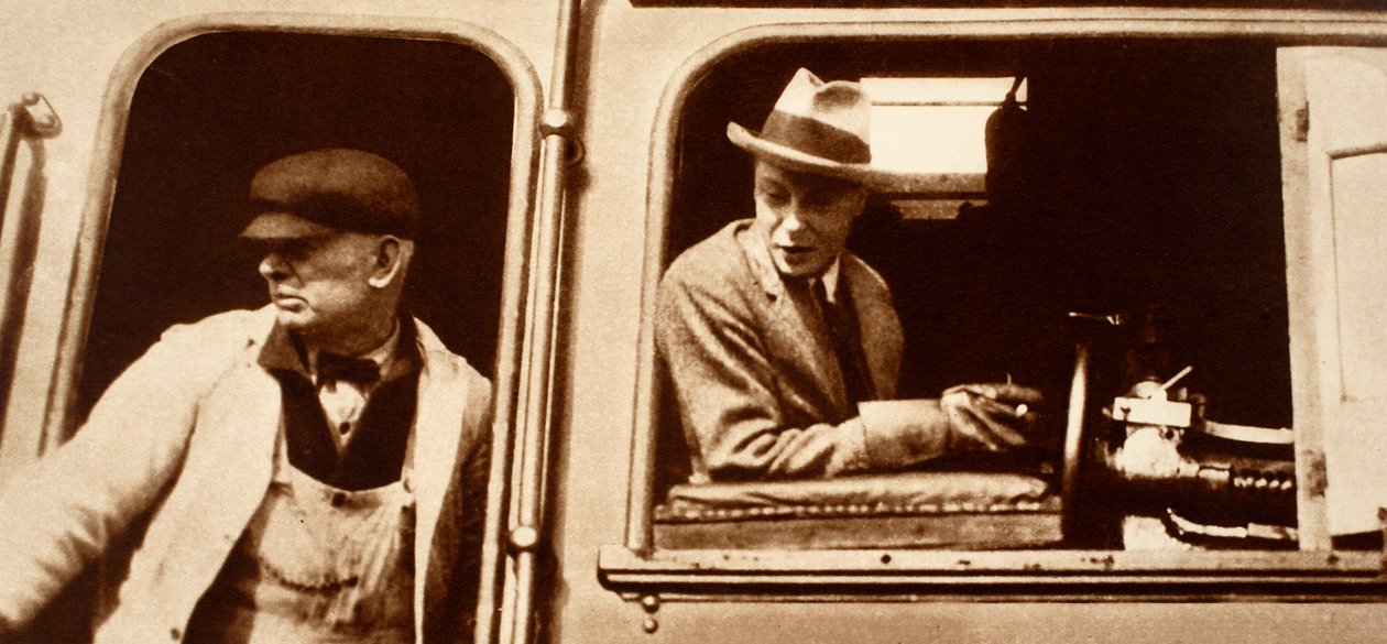 Un maquinista entrega el control al Rey Eduardo VIII en Canadá, años 1920 de English Photographer