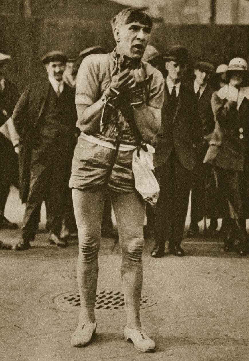 Un actor disfrazado de Houdini fuera de la puerta de un teatro de English Photographer