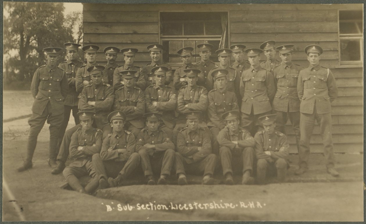 Subsección B, Artillería Real a Caballo de Leicestershire, en campamento de entrenamiento en Diss, 1914-18 de English Photographer