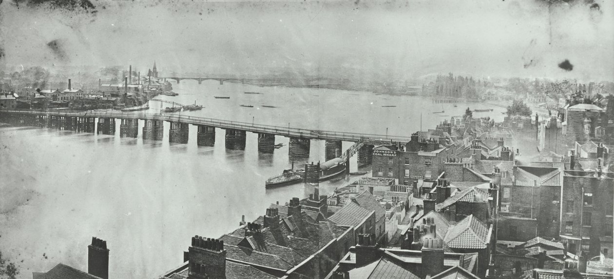 Battersea Bridge: vista desde la torre de la iglesia de Chelsea, 1875 de English Photographer