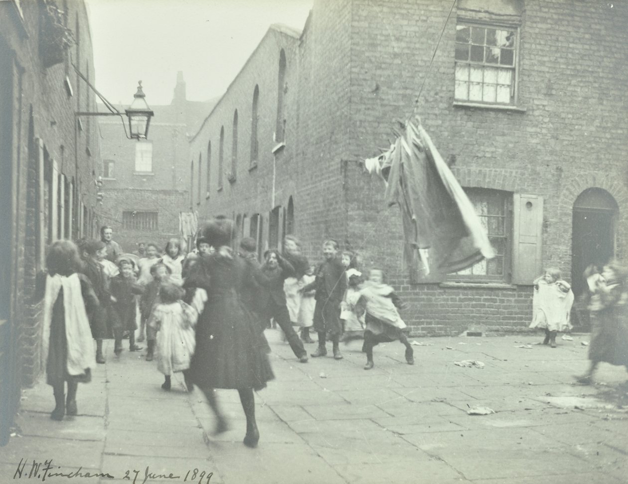 Bishops Court: vista general, Londres, 1899 de English Photographer