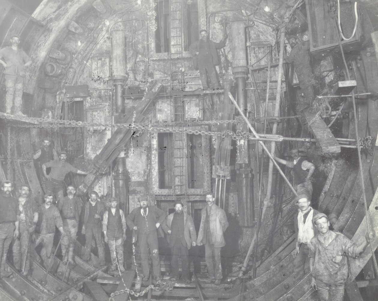Blackwall Tunnel: un grupo de trabajadores en la esclusa de aire, 1894 de English Photographer