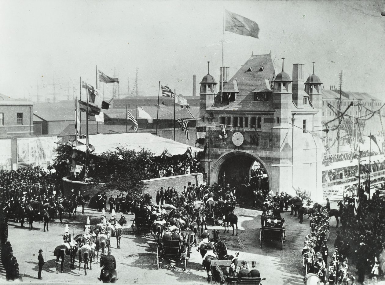 Blackwall Tunnel: carruajes tirados por caballos pasan por la entrada en la ceremonia de apertura, 1897 de English Photographer