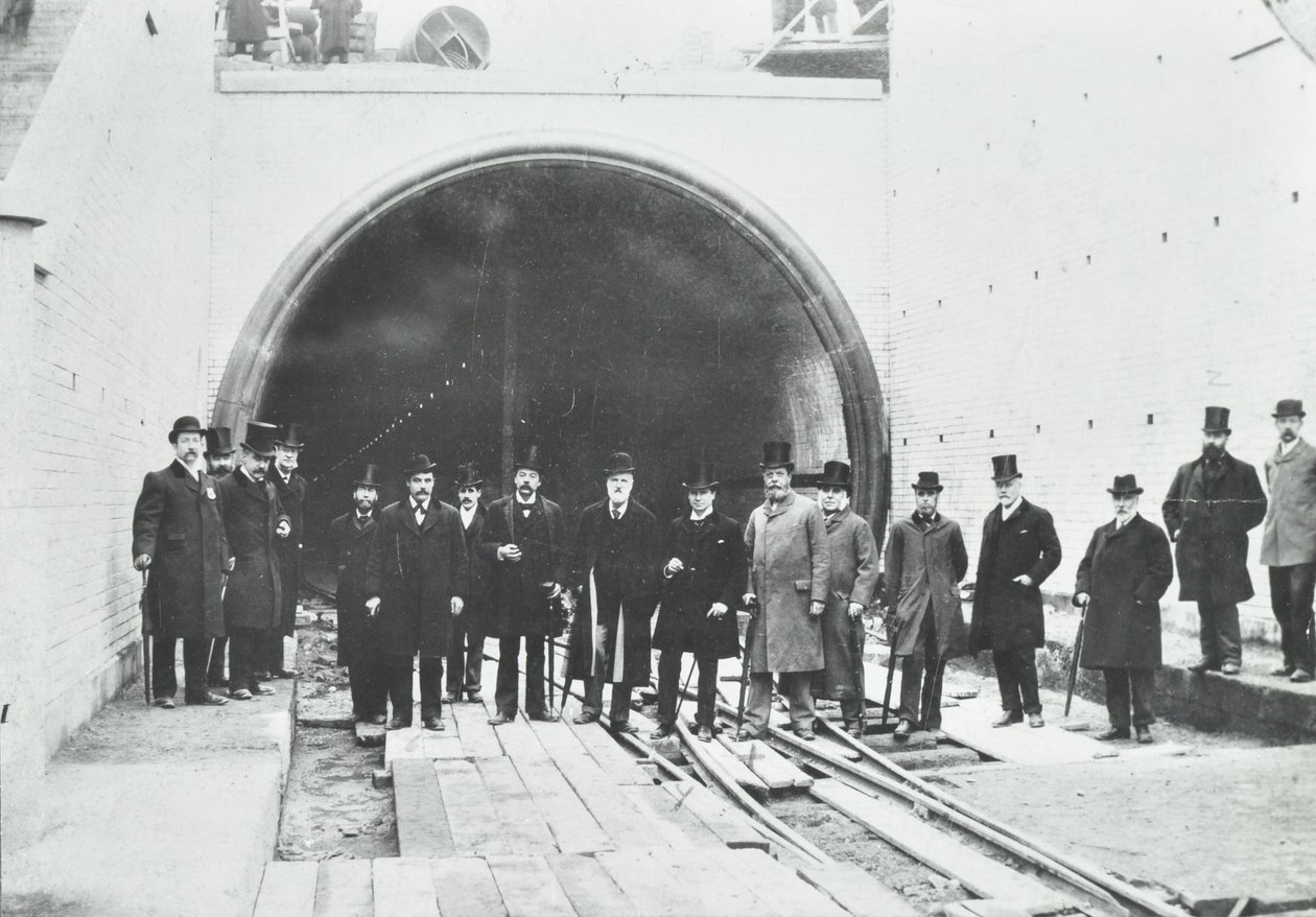 Blackwall Tunnel: inspección de la parte subacuática por dignatarios, 1895 de English Photographer
