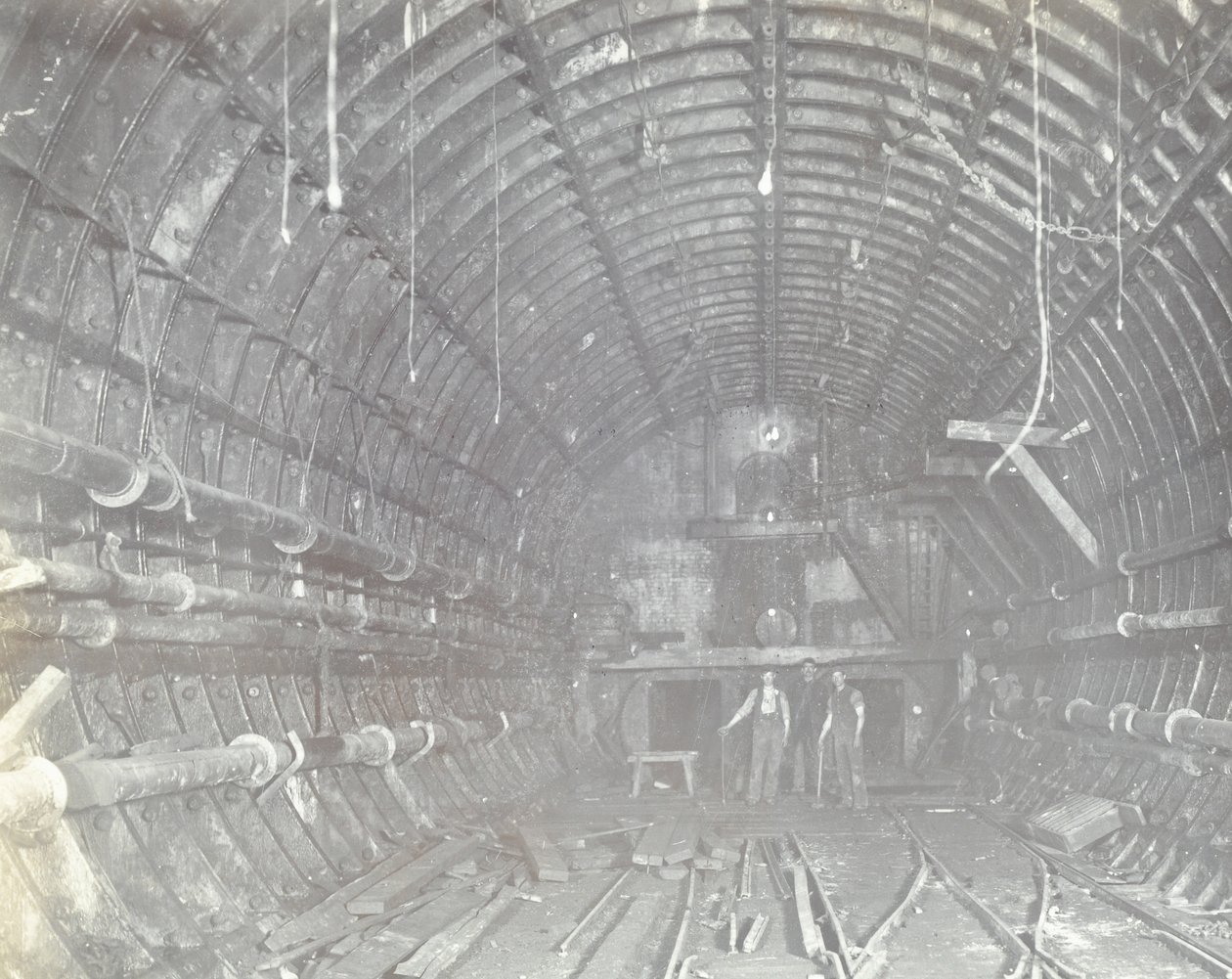 Blackwall Tunnel: dos hombres en la esclusa de aire, 1894 de English Photographer
