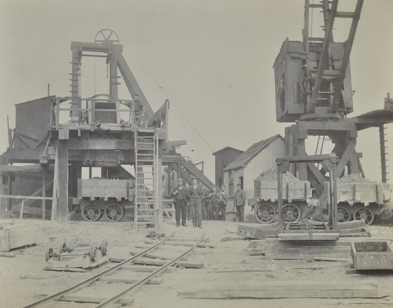 Blackwall Tunnel: pozo y obreros durante la construcción del túnel, 1893 de English Photographer