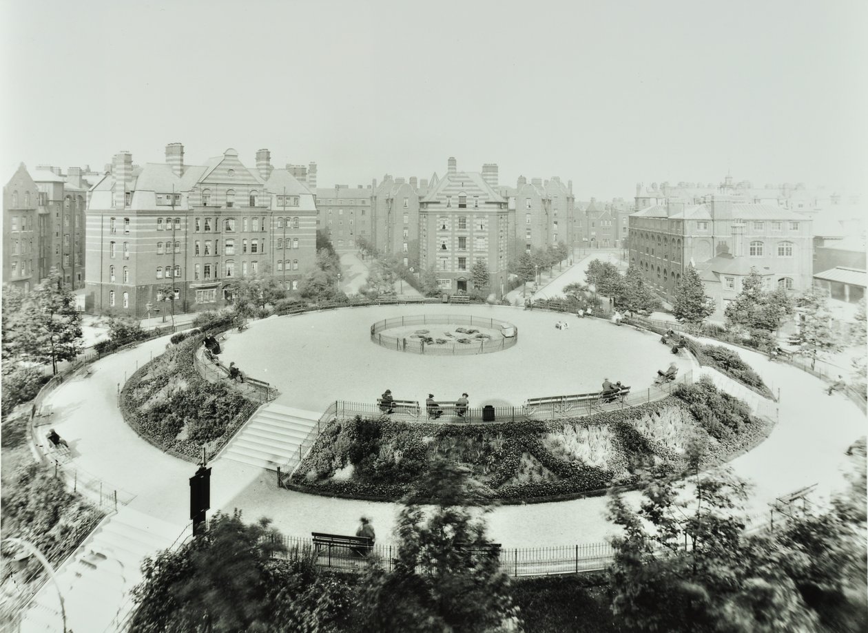 Boundary Estate: Arnold Circus, vista de jardines públicos y apartamentos, Londres de English Photographer