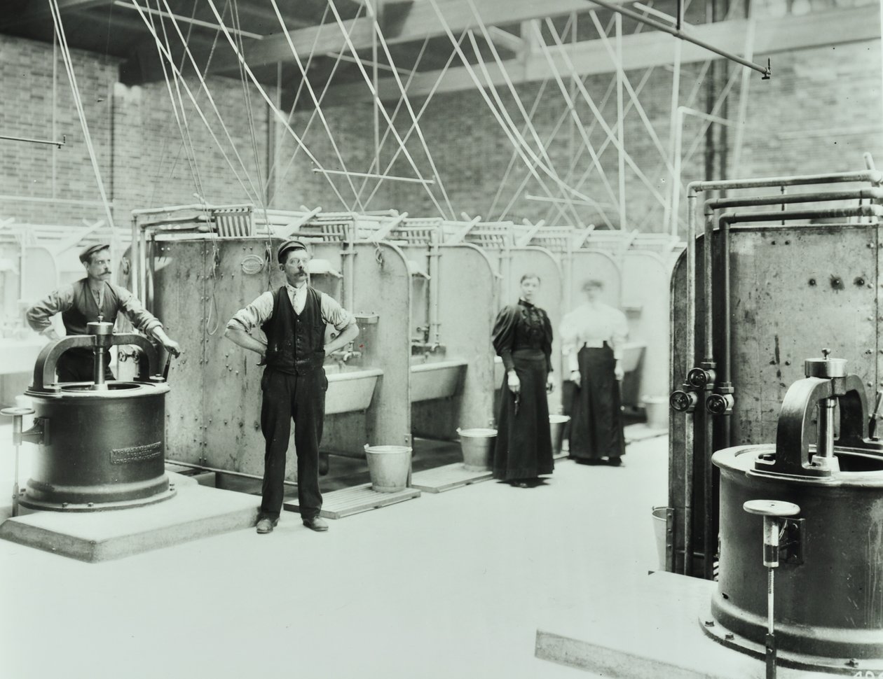 Boundary Street: interior de la lavandería, personas trabajando con maquinaria, Londres, 1897 de English Photographer