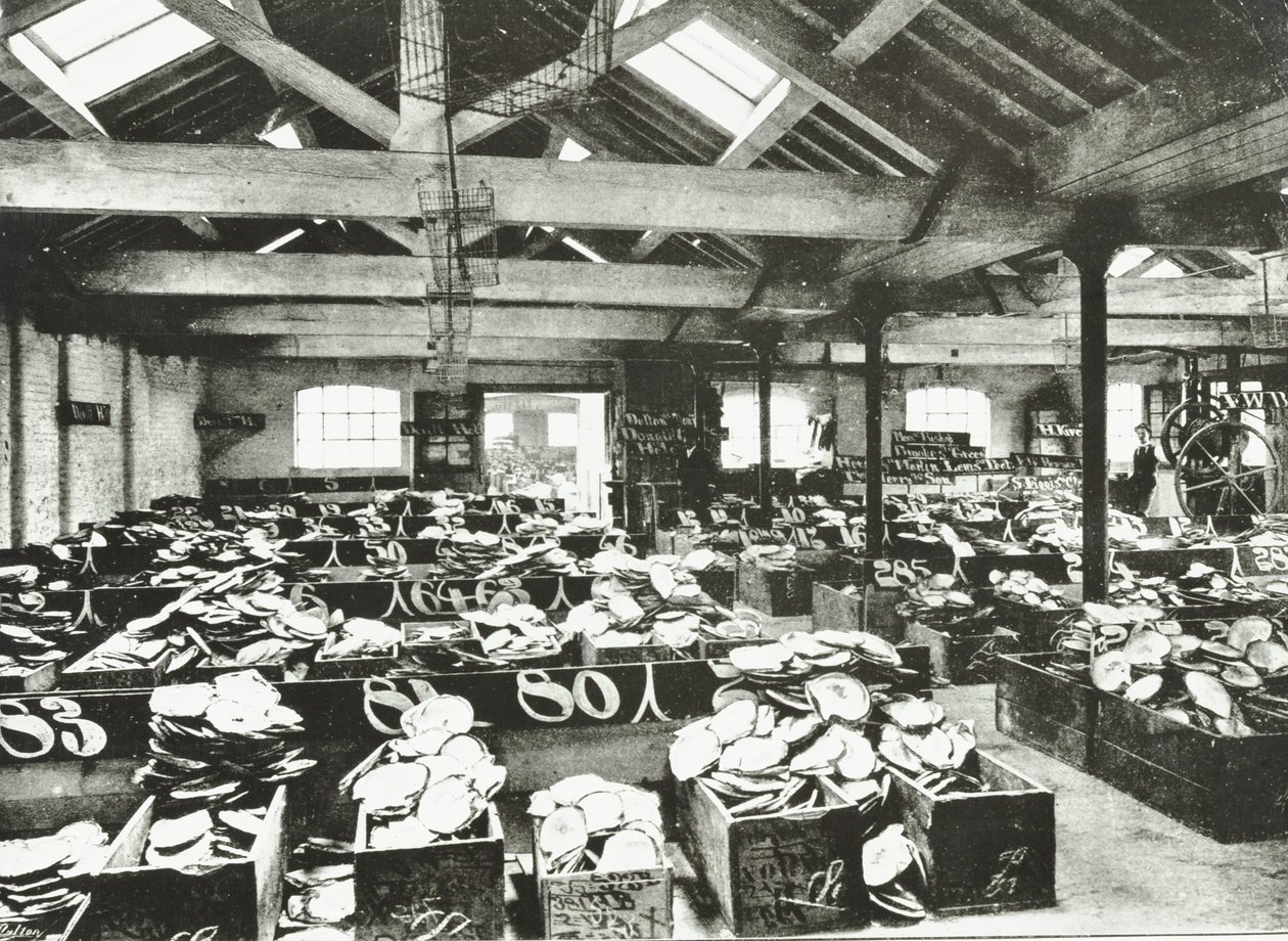 Bull Wharf, interior del almacén de conchas, Londres, 1890 de English Photographer
